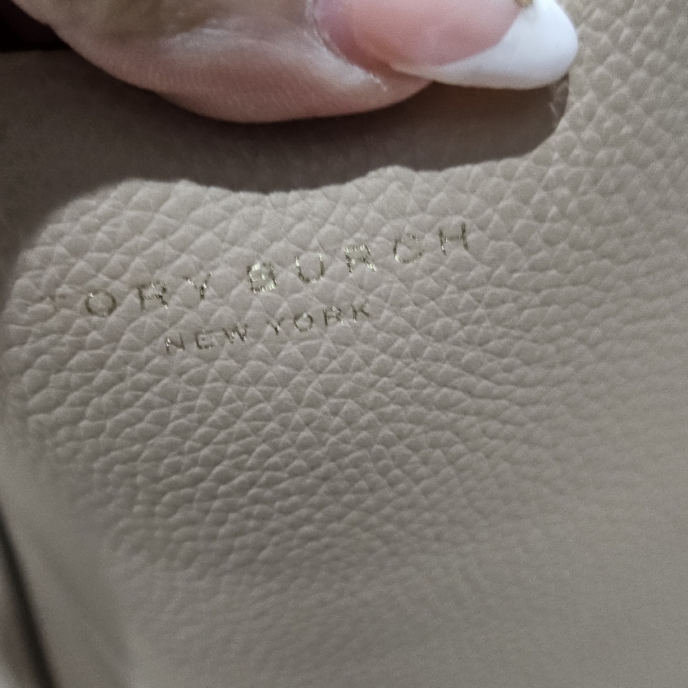 🛑SOLD🛑ory Burch Blush Pebbled Leather Large Tote Bag Gold Logo Charm Zip Top - Picture 4 of 13